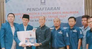 Yudha Pratomo Mahyuddin didampingi Tim, mengembalikan Formulir Bakal Calon Wali Kota Palembang di Partai Amanat Nasional, hari Rabu tanggal 8 Mei 2024. (bekisarmedia.id/Tri Ricki)
