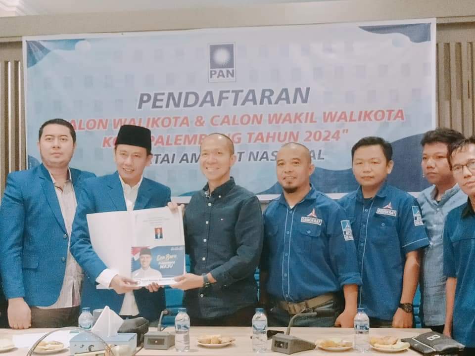 Yudha Pratomo Mahyuddin didampingi Tim, mengembalikan Formulir Bakal Calon Wali Kota Palembang di Partai Amanat Nasional, hari Rabu tanggal 8 Mei 2024. (bekisarmedia.id/Tri Ricki)