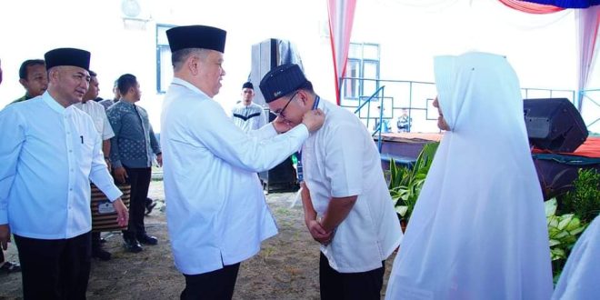 Pj. Bupati Kabupaten Musi Banyuasin (Muba), Sandi Fahlepi, didampingi Sekretaris Daerah (Sekda) Muba, H. Apriyadi Mahmud, Bersama Kepala Kantor (Kakan) Kementerian Agama (Kemenag) Muba, Muhammad Makki, Kepala Bagian (Kabag) Kesejahteraan Rakyat (Kesra) Sekretariat Daerah (Setda) Muba, Opi Palopi, pada hari ini Jum’at tanggal 10 Mei 2024 secara resmi melepas 270 Jama’ah Calon Haji (JCH) asal Muba di Hotel Gambo & Residence Sekayu. (bekisarmedia.id/eka sahputra)