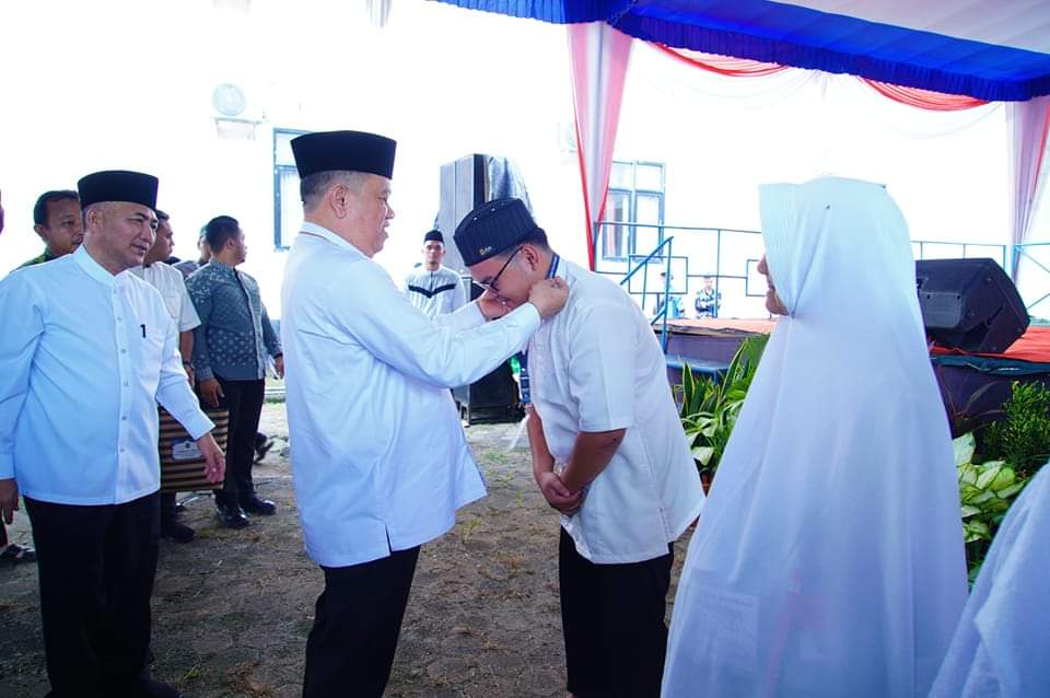 Pj. Bupati Kabupaten Musi Banyuasin (Muba), Sandi Fahlepi, didampingi Sekretaris Daerah (Sekda) Muba, H. Apriyadi Mahmud, Bersama Kepala Kantor (Kakan) Kementerian Agama (Kemenag) Muba, Muhammad Makki, Kepala Bagian (Kabag) Kesejahteraan Rakyat (Kesra) Sekretariat Daerah (Setda) Muba, Opi Palopi, pada hari ini Jum’at tanggal 10 Mei 2024 secara resmi melepas 270 Jama’ah Calon Haji (JCH) asal Muba di Hotel Gambo & Residence Sekayu. (bekisarmedia.id/eka sahputra)