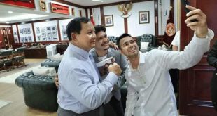 Raffi Ahmad dan Bupati Kendal, Dico Ganinduto, foto bersama Prabowo Subianto. (DPP Pro Jurnalismedia Siber)