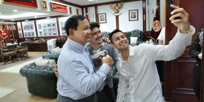 Raffi Ahmad dan Bupati Kendal, Dico Ganinduto, foto bersama Prabowo Subianto. (DPP Pro Jurnalismedia Siber)