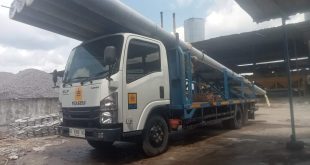 Tiang yang akan digunakan sebagai sarana menghadirkan aliran listrik di Kabupaten Musi Banyuasin, diangkut menggunakan alat berat. (bekisarmedia.id/eka sahputra)