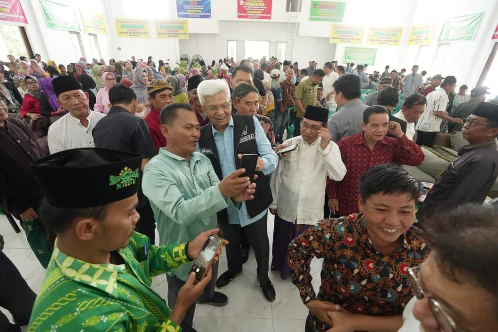 Masyarakat antusias foto bersama Mawardi Yahya, Bakal Calon Gubernur Provinsi Sumatera Selatan. (bekisarmedia.id/Oyong Hairudin)