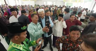 Masyarakat antusias foto bersama Mawardi Yahya, Bakal Calon Gubernur Provinsi Sumatera Selatan. (bekisarmedia.id/Oyong Hairudin)