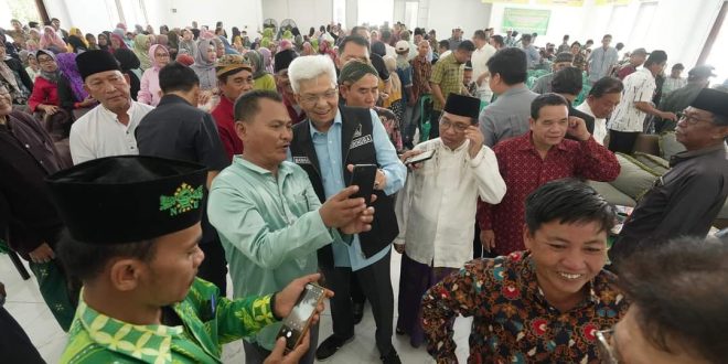 Masyarakat antusias foto bersama Mawardi Yahya, Bakal Calon Gubernur Provinsi Sumatera Selatan. (bekisarmedia.id/Oyong Hairudin)