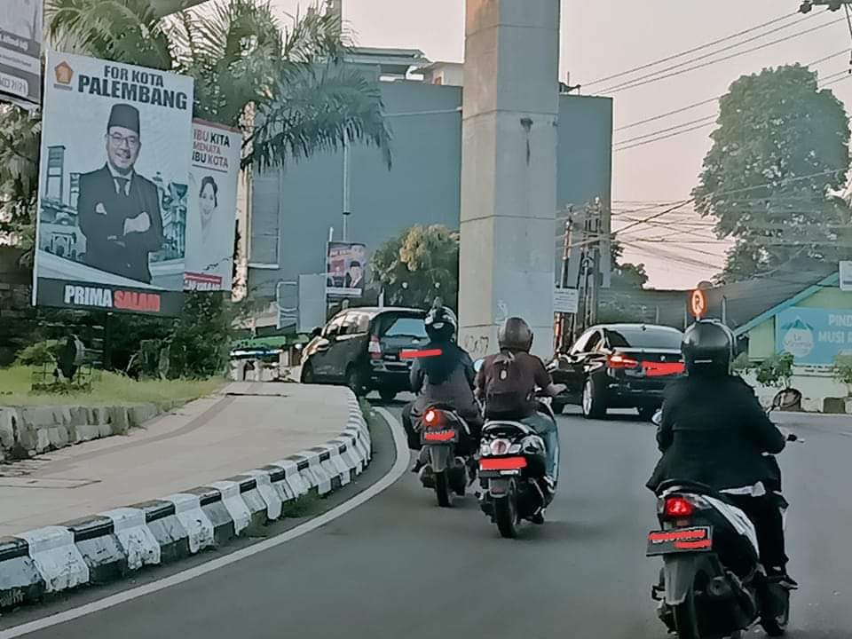 Baliho Prima Salam For Palembang terpasang di simpang angkatan 45, Kelurahan Lorok Pakjo, Kecamatan Ilir Barat I, Kota Palembang (BekisarMedia.id/Oyong Hairudin)