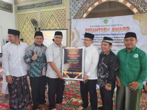 Pimpinan Pondok Pesantren Aulia Cendekia, K.H. Hendra Zainuddin Al-Qodiri, menerima penghargaan sebagai Pesantren Terbesar di Palembang dari Dewan Pimpinan Daerah Forum Pondok Pesantren Sumatera Selatan Kota Palembang pada Pesantren Award tahun 2024. (bekisarmedia.id/Raam)