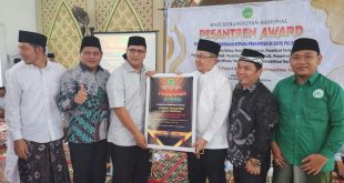 Pimpinan Pondok Pesantren Aulia Cendekia, K.H. Hendra Zainuddin Al-Qodiri, menerima penghargaan sebagai Pesantren Terbesar di Palembang dari Dewan Pimpinan Daerah Forum Pondok Pesantren Sumatera Selatan Kota Palembang pada Pesantren Award tahun 2024. (bekisarmedia.id/Raam)