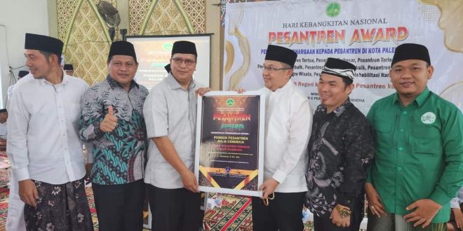 Pimpinan Pondok Pesantren Aulia Cendekia, K.H. Hendra Zainuddin Al-Qodiri, menerima penghargaan sebagai Pesantren Terbesar di Palembang dari Dewan Pimpinan Daerah Forum Pondok Pesantren Sumatera Selatan Kota Palembang pada Pesantren Award tahun 2024. (bekisarmedia.id/Raam)