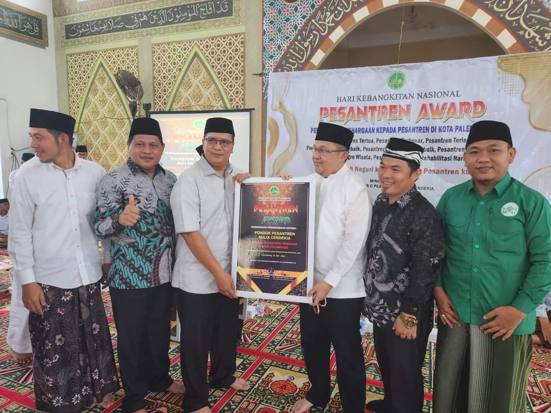 Pimpinan Pondok Pesantren Aulia Cendekia, K.H. Hendra Zainuddin Al-Qodiri, menerima penghargaan sebagai Pesantren Terbesar di Palembang dari Dewan Pimpinan Daerah Forum Pondok Pesantren Sumatera Selatan Kota Palembang pada Pesantren Award tahun 2024. (bekisarmedia.id/Raam)
