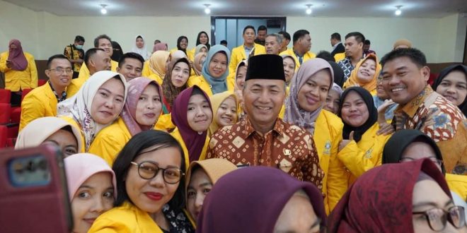 H. Apriyadi Mahmud, Sekretaris Daerah Kabupaten Musi Banyuasin, bersama mahasiswa dan mahasiswi dari Kabupaten Musi Banyuasin, hari Jum'at tanggal 24 Mei 2024. (bekisarmedia.id/eka sahputra)