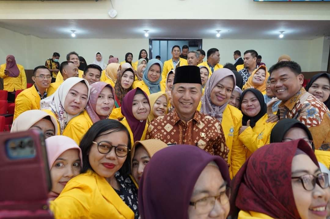 H. Apriyadi Mahmud, Sekretaris Daerah Kabupaten Musi Banyuasin, bersama mahasiswa dan mahasiswi dari Kabupaten Musi Banyuasin, hari Jum'at tanggal 24 Mei 2024. (bekisarmedia.id/eka sahputra)