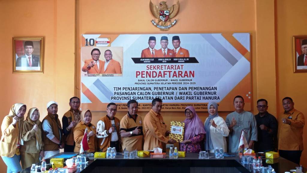 Holda yang diwakili oleh tim kuasa, mengambil formulir bakal calon gubernur Sumsel di Dewan Pimpinan Daerah Partai Hati Nurani Rakyat, hari Kamis tanggal 9 Mei 2024. (bekisarmedia.id/sikumbang hasan)