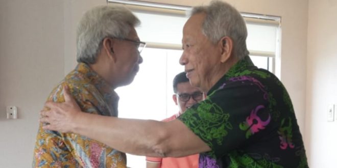 Bakal Calon Gubernur Provinsi Sumatera Selatan, Mawardi Yahya, bertemu Mantan Gubernur Provinsi Sumatera Selatan, Rosihan Arsyad, di Hotel Aryaduta Palembang, hari Sabtu tanggal 11 Mei 2024. (bekisarmedia.id/Sikumbang Hasan)