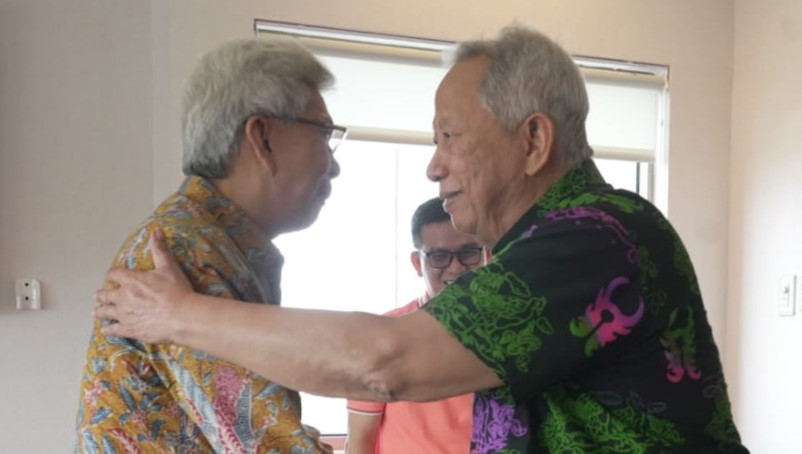 Bakal Calon Gubernur Provinsi Sumatera Selatan, Mawardi Yahya, bertemu Mantan Gubernur Provinsi Sumatera Selatan, Rosihan Arsyad, di Hotel Aryaduta Palembang, hari Sabtu tanggal 11 Mei 2024. (bekisarmedia.id/Sikumbang Hasan)
