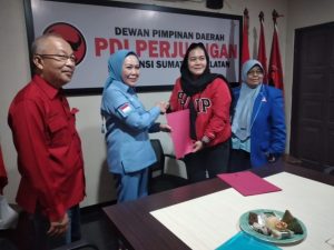 Bakal calon Gubernur (Bacagub) Provinsi Sumatera Selatan (Sumsel), Holda, resmi mengembalikan berkas pendaftaran ke kantor Dewan Pimpinan Daerah (DPD) Partai Demokrasi Indonesia Perjuangan Sumsel, hari Sabtu tanggal 18 Mei 2024. (bekisarmedia.id/Hairudin)