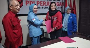 Bakal calon Gubernur (Bacagub) Provinsi Sumatera Selatan (Sumsel), Holda, resmi mengembalikan berkas pendaftaran ke kantor Dewan Pimpinan Daerah (DPD) Partai Demokrasi Indonesia Perjuangan Sumsel, hari Sabtu tanggal 18 Mei 2024. (bekisarmedia.id/Hairudin)