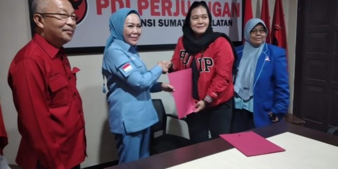 Bakal calon Gubernur (Bacagub) Provinsi Sumatera Selatan (Sumsel), Holda, resmi mengembalikan berkas pendaftaran ke kantor Dewan Pimpinan Daerah (DPD) Partai Demokrasi Indonesia Perjuangan Sumsel, hari Sabtu tanggal 18 Mei 2024. (bekisarmedia.id/Hairudin)
