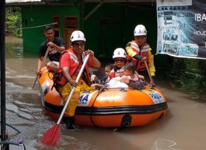 Tim Rescue PTBA membantu evakuasi warga yang tekena banjir di Kecamatan Lawang Kidul, Kabupaten Muara Enim. (SMSI Sumsel)