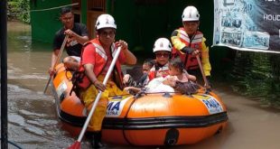 Tim Rescue PTBA membantu evakuasi warga yang tekena banjir di Kecamatan Lawang Kidul, Kabupaten Muara Enim. (SMSI Sumsel)