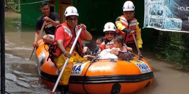 Tim Rescue PTBA membantu evakuasi warga yang tekena banjir di Kecamatan Lawang Kidul, Kabupaten Muara Enim. (SMSI Sumsel)