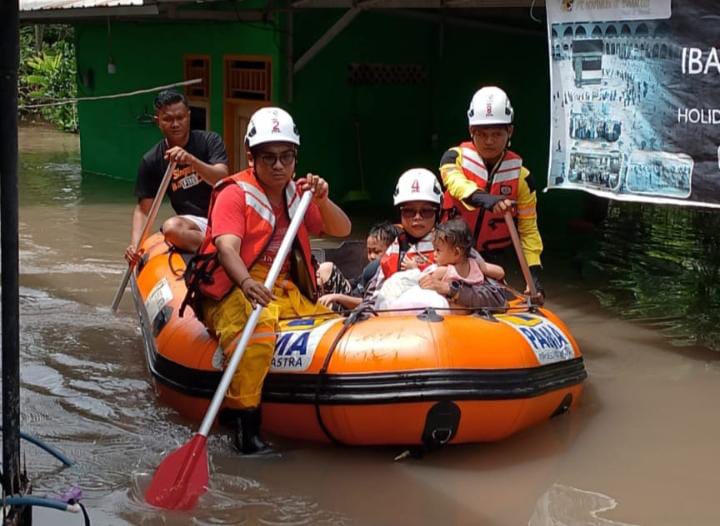 Tim Rescue PTBA membantu evakuasi warga yang tekena banjir di Kecamatan Lawang Kidul, Kabupaten Muara Enim. (SMSI Sumsel)