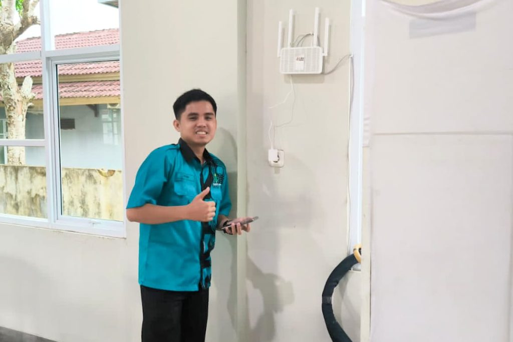 Tim IT Support dari Dinas Komunikasi dan Informatika Kabupaten Musi Banyuasin sedang mempersiapkan Fasilitas Internet di Venue MTQ. (bekisarmedia.id/eka sahputra)