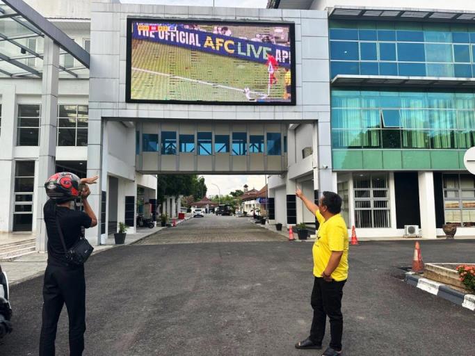 Videotron yang akan digunakan untuk menampilkan tayangan pertandingan Timnas Indonesia melawan Irak saat Nobar Kabupaten Musi Banyuasin. (bekisarmedia.id/eka sahputra)