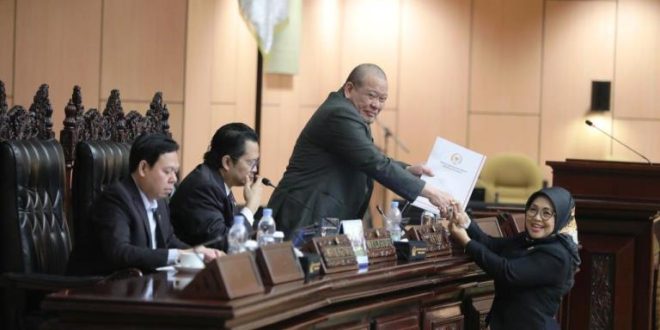 Wakil Ketua Komite I DPD RI, Sylviana Murni, menyerahkan laporan kegiatan reses di Daerah Pemilihan (Dapil) pada Sidang Paripurna DPD RI ke 11, Masa Sidang V Tahun Sidang 2023-2024. (bekisarmedia.id/tri ricki)