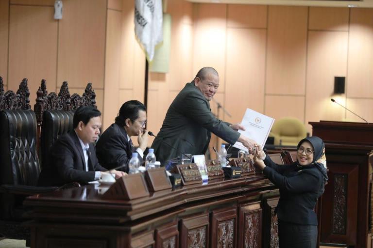 Wakil Ketua Komite I DPD RI, Sylviana Murni, menyerahkan laporan kegiatan reses di Daerah Pemilihan (Dapil) pada Sidang Paripurna DPD RI ke 11, Masa Sidang V Tahun Sidang 2023-2024. (bekisarmedia.id/tri ricki)