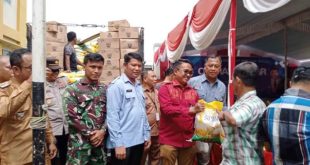 Suasana Operasi Pasar yang digelar oleh Dinas Perdagangan dan Perindustrian Kabupaten Musi Banyuasin bersama Perum Bulog dan Bank Sumsel Babel di Halaman Kantor Camat Sanga Desa, hari Selasa tanggal 7 Mei 2024. (bekisarmedia.id/eka sahputra)