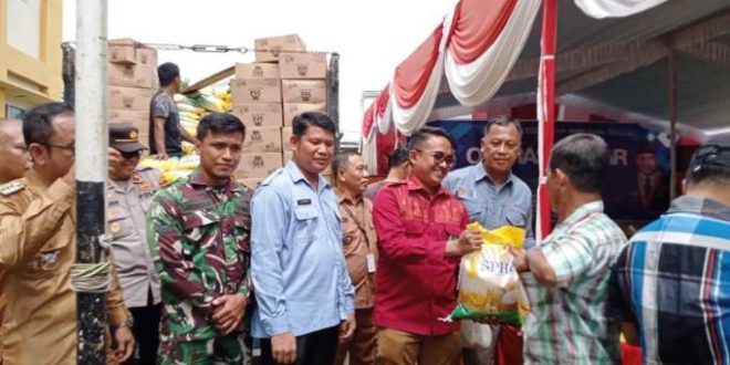 Suasana Operasi Pasar yang digelar oleh Dinas Perdagangan dan Perindustrian Kabupaten Musi Banyuasin bersama Perum Bulog dan Bank Sumsel Babel di Halaman Kantor Camat Sanga Desa, hari Selasa tanggal 7 Mei 2024. (bekisarmedia.id/eka sahputra)