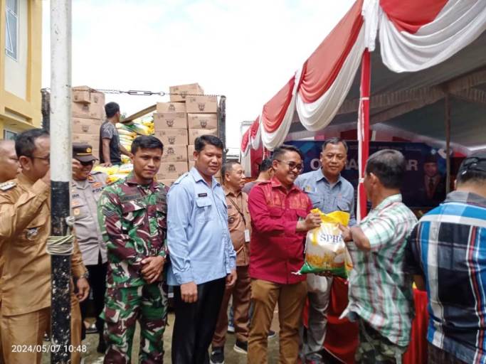 Suasana Operasi Pasar yang digelar oleh Dinas Perdagangan dan Perindustrian Kabupaten Musi Banyuasin bersama Perum Bulog dan Bank Sumsel Babel di Halaman Kantor Camat Sanga Desa, hari Selasa tanggal 7 Mei 2024. (bekisarmedia.id/eka sahputra)