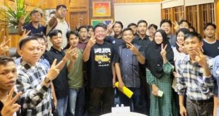 Ratusan Pemuda dan mahasiswa yang tergabung dalam Barisan Pemuda Pendukung Herman Deru (BP2HD), menyatakan dukungannya terhadap Calon Gubernur (Cagub) Provinsi Sumatera Selatan (Sumsel), Herman Deru. (bekisarmedia.id/tri ricki)