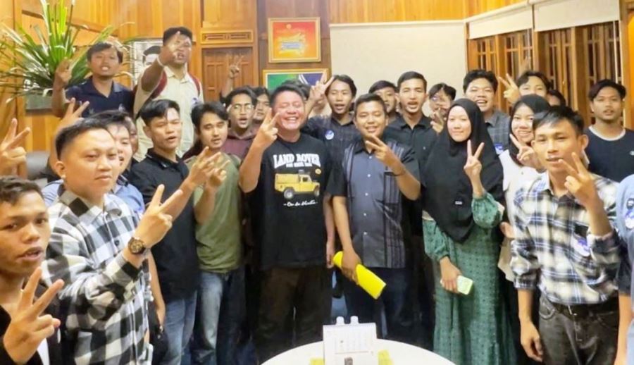 Ratusan Pemuda dan mahasiswa yang tergabung dalam Barisan Pemuda Pendukung Herman Deru (BP2HD), menyatakan dukungannya terhadap Calon Gubernur (Cagub) Provinsi Sumatera Selatan (Sumsel), Herman Deru. (bekisarmedia.id/tri ricki)