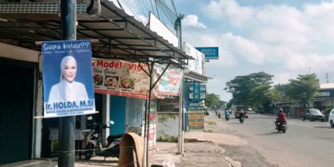 Poster Holda sebagai Bakal Calon Gubernur Provinsi Sumatera Selatan yang terpasang di Jalan Demang Lebar Daun Kota Palembang, hari Jum'at tanggal 10 Mei 2024. (bekisarmedia.id/sikumbang hasan)