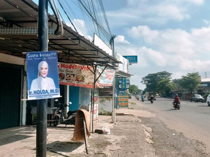 Poster Holda sebagai Bakal Calon Gubernur Provinsi Sumatera Selatan yang terpasang di Jalan Demang Lebar Daun Kota Palembang, hari Jum'at tanggal 10 Mei 2024. (bekisarmedia.id/sikumbang hasan)