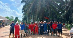 Masyarakat Desa Nusa Serasan yang berada di Kecamatan Sungai Lilin, foto bersama setelah membersihkan dahan tumbuh di dekat jalur jaringan PLN, hari hari Minggu tanggal 12 Mei 2024. (bekisarmedia.id/eka sahputra)