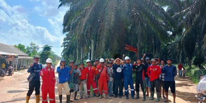 Masyarakat Desa Nusa Serasan yang berada di Kecamatan Sungai Lilin, foto bersama setelah membersihkan dahan tumbuh di dekat jalur jaringan PLN, hari hari Minggu tanggal 12 Mei 2024. (bekisarmedia.id/eka sahputra)