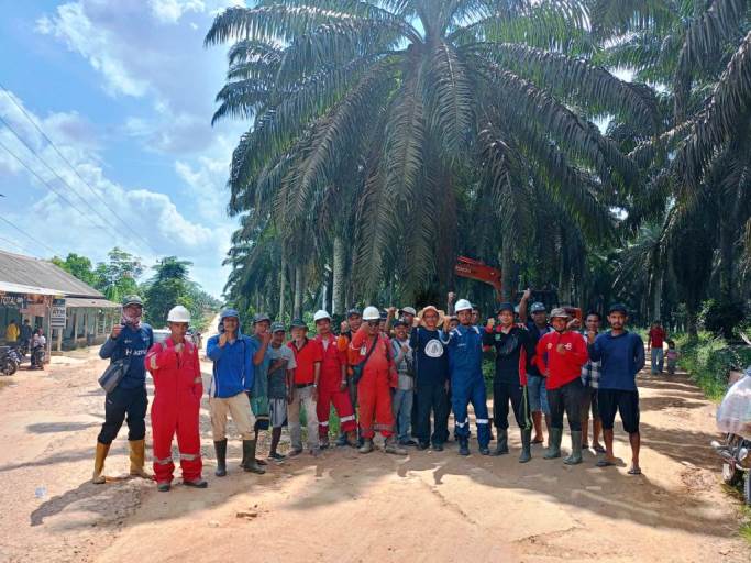 Masyarakat Desa Nusa Serasan yang berada di Kecamatan Sungai Lilin, foto bersama setelah membersihkan dahan tumbuh di dekat jalur jaringan PLN, hari hari Minggu tanggal 12 Mei 2024. (bekisarmedia.id/eka sahputra)
