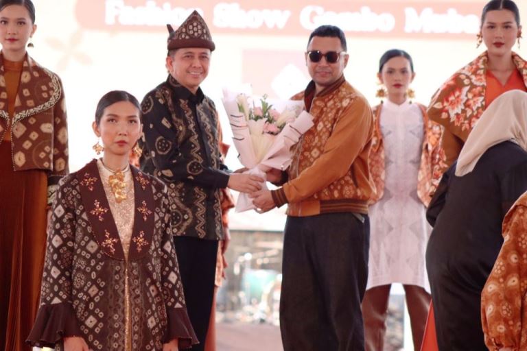 Pj. Gubernur Provinsi Sumatera Selatan (Sumsel), Agus Fatoni, menghadiri Hari Ulang Tahun (HUT) ke 44 Dekranasda di Pura Mangkunegaran Solo, hari Kamis tanggal 16 Mei 2024. (bekisarmedia.id/eka sahputra)