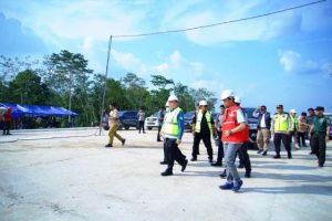 Pj. Bupati Kabupaten Musi Banyuasin, Sandi Fahlepi, meninjau langsung progres pembangunan jalan Tol Ruas Betung (Sp. Sekayu) – Tempino – Jambi, yang berada di Kabupaten Muba, hari Jum'at tanggal 17 Mei 2024. (bekisarmedia.id/eka sahputra)