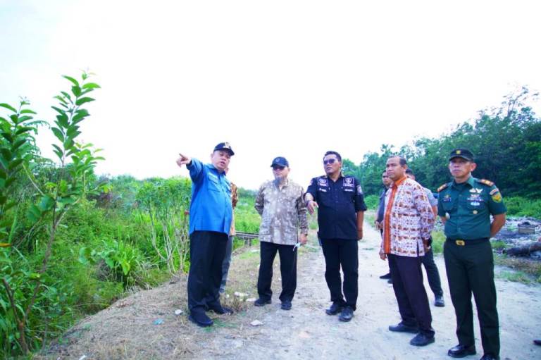 Pj. Bupati Kabupaten Musi Banyuasin, Sandi Fahlepi, meninjau Tempat Pembuangan Akhir di Kelurahan Bayung Lencir, Kecamatan Bayung Lencir, hari Jum'at tanggal 17 Mei 2024. (bekisarmedia.id/eka sahputra)