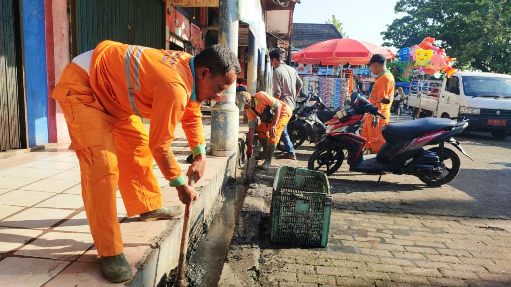 Petugas dari Dinas Lingkungan Hidup Kabupaten Musi Banyuasin melakukan pembersihan di Pasar Perjuangan Sekayu, hari Sabtu tanggal 18 Mei 2024. (bekisarmedia.id/eka sahputra)