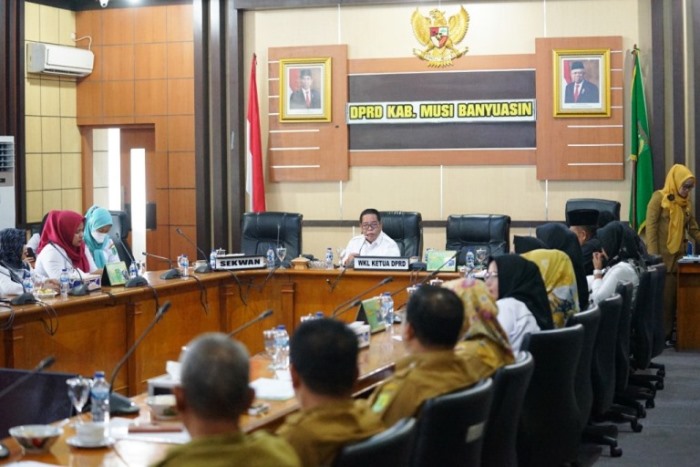 Suasana Rapat Dengar Pendapat yang dilaksanakan oleh Pemkab Muba dan DPRD Muba yang dihadiri perwakilan dari PPPK Kabupaten Muba tahun 2024 di Ruang Rapat Banmus DPRD Muba, hari Senin tanggal 20 Mei 2024. (bekisarmedia.id/eka sahputra)