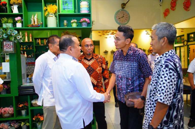 Pj. Bupati Kabupaten Musi Banyuasin (Muba), Sandi Fahlepi, menerima jajaran SKK Migas Perwakilan Sumatera Bagian Selatan (Sumbagsel) dan Perusahaan KKKS dalam Wilayah Muba, di Kantor Perwakilan Muba di Palembang, hari Rabu tanggal 22 Mei 2024. (bekisarmedia.id/laras)