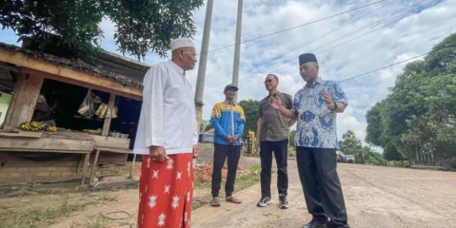 Sekretaris Daerah Kabupaten Musi Banyuasin, H. Apriyadi Mahmud, melakukan kunjungan ke Kecamatan Keluang guna melakukan proses pengecekan progres peralihan listrik MEP ke PLN, yang sudah masuk tahap pemasangan tiang listrik dan gardu induk, pada hari Kamis tanggal 23 Mei 2024. (bekisarmedia.id/eka sahputra)