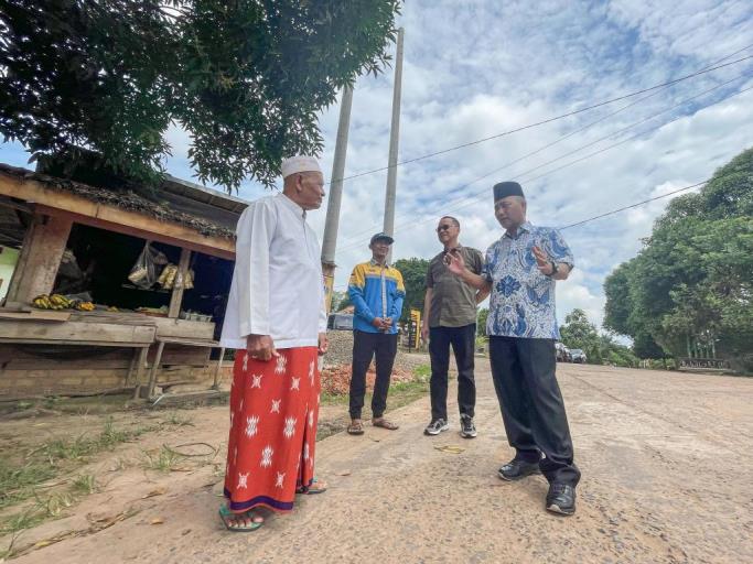Sekretaris Daerah Kabupaten Musi Banyuasin, H. Apriyadi Mahmud, melakukan kunjungan ke Kecamatan Keluang guna melakukan proses pengecekan progres peralihan listrik MEP ke PLN, yang sudah masuk tahap pemasangan tiang listrik dan gardu induk, pada hari Kamis tanggal 23 Mei 2024. (bekisarmedia.id/eka sahputra)