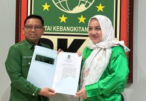 Hj. Ratna Machmud menerima Surat Tugas dari Ketua DPP PKB, Muhaimin Iskandar, diwakili Sekretaris Bidang Pembangunan Desa dan Agraria, Zainul Munasichin, dan diterima langsung oleh Hj. Ratna Machmud di gedung DPP PKB, Jakarta, hari Rabu tanggal 22 Mei 2024. (bekisarmedia.id/oyong hairudin)